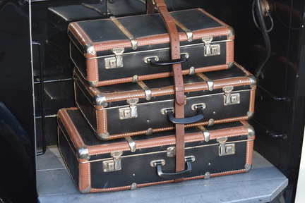 Luggage in Poppy Cab