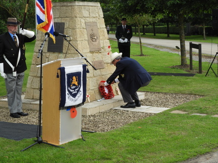 Alan Toms laying wreath